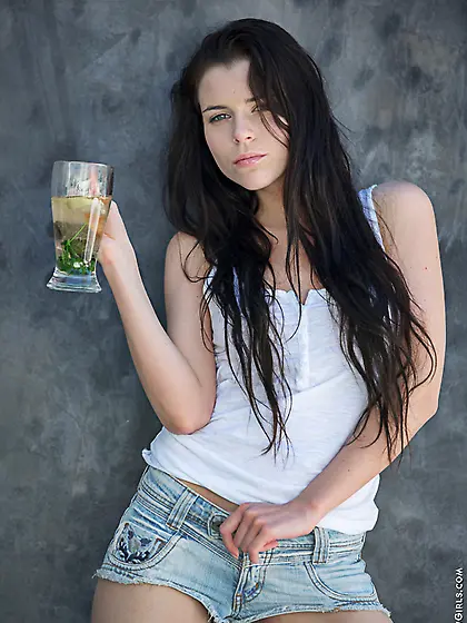 Blue eyed teen sinfully shares her curves