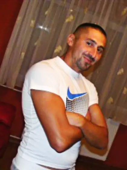 30 yo brunette Boykaboy.