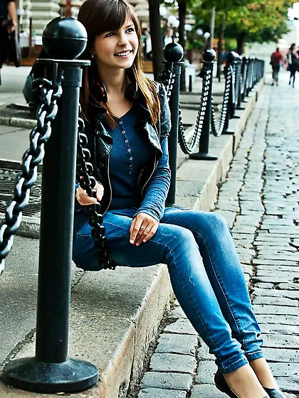 This brunette Zelda B doesn???t hesitate a minute to lift legs u