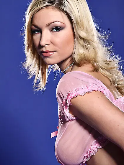 The beautiful blonde Karolina King is boasting her luxurious big