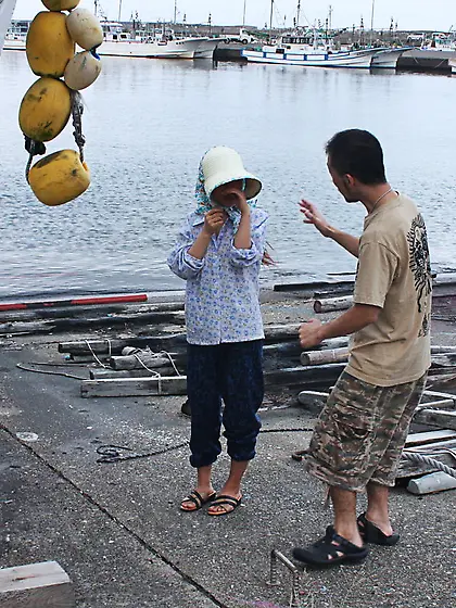 Stranger rubs Japanese girl's pussy with vibrator through the cl