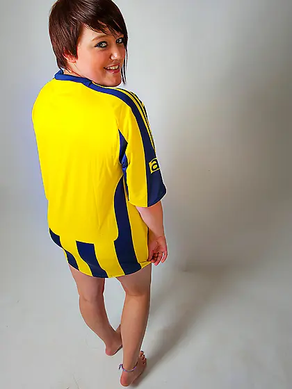 Chubby football fan pulls T-shirt off to show off her big tits a