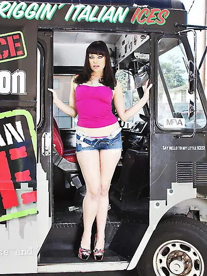 Big titted brunette Sovereign Syre is so erotically posing in ti