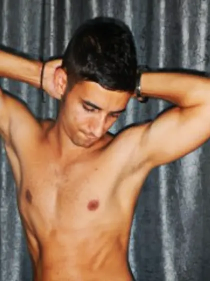 Brunette narciss perform close