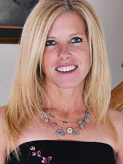 Long legs big tit blonde mom