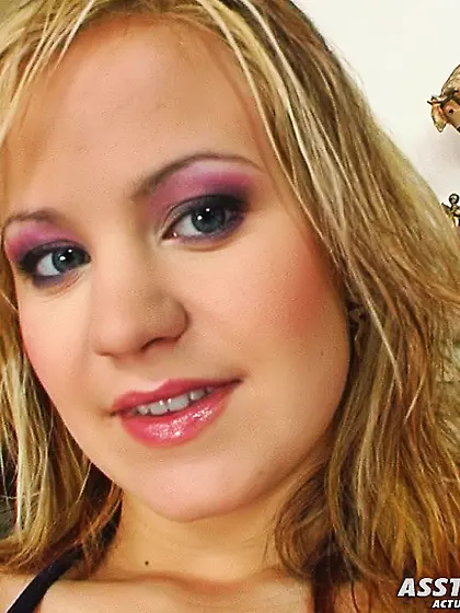 Babe dons kinky pink