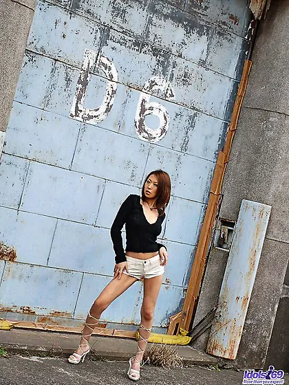 Hot Japanese babe Sayumi Idols shows her amazing jaw dropping bo