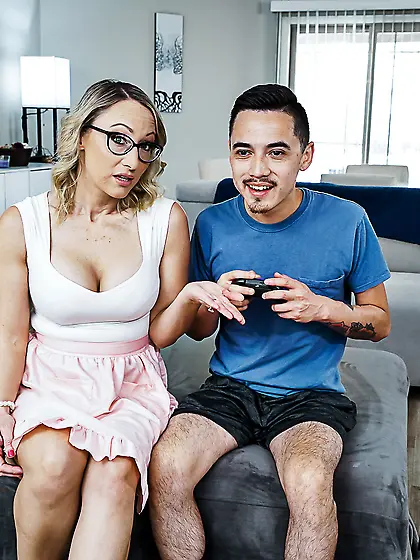 Juggy blonde mom Crystal Clark shagged by her stepson