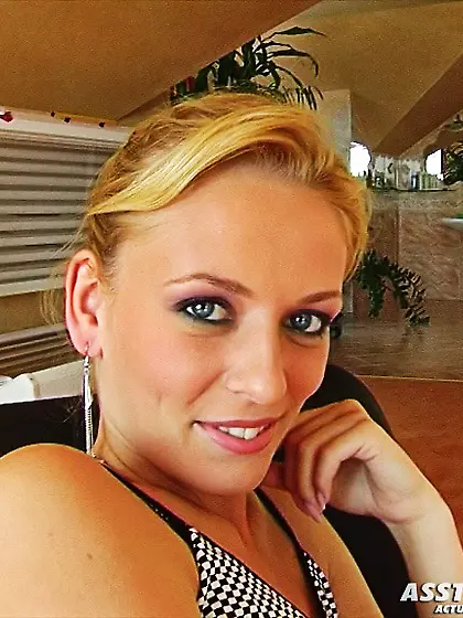 Blonde babe cum facial