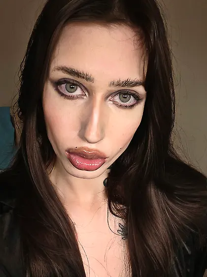 Braceface Bimbo With Juicy Puffed Up Lips