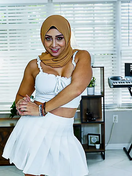 Curvy arab mom gets fucked through the hole in her lingerie