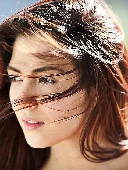 Lizz Taylor takes all of her clothes before the camera and gets