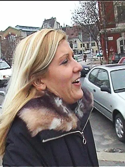 Jenny Sanders spreads her sexy legs on the bed and fingers her h