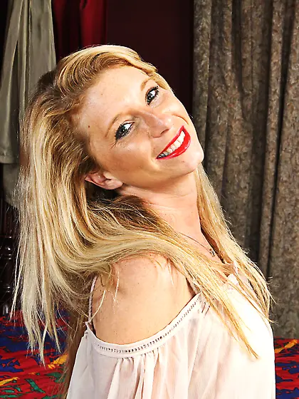 Blond-haired MILF sucking on a toy and fucking her wrinkly pussy