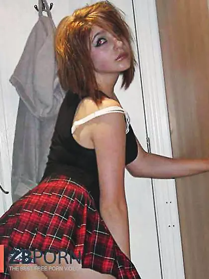 Les jeunes salopes ( jupette,  kilt )