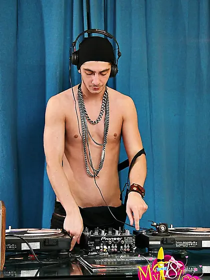 Teen doll Aries Nubiles in mini-skirt gets impaled on DJ's pulsa