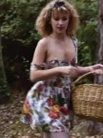 Sexy round ass girl gets caught in the forest