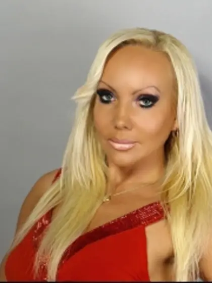 Blonde dollbarby perform cameltoe