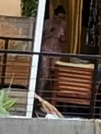 Jeune voisine qui bronze