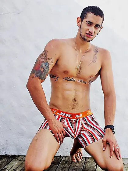 Latin young gay EXTREMEBOY1 like to snapshot