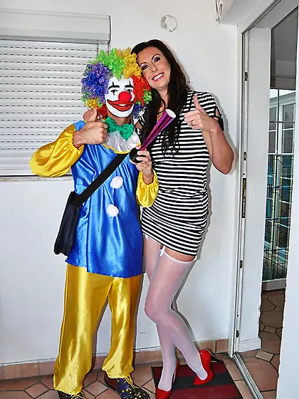 Pretty babe sucks horny