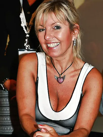 Cool mature women 128 ( spectacular clothed)