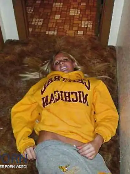 BOMBSHELL DEEP-THROATS MASSIVE MANSTICK