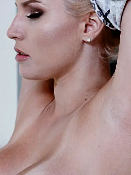 Amazing busty solo in the tub 