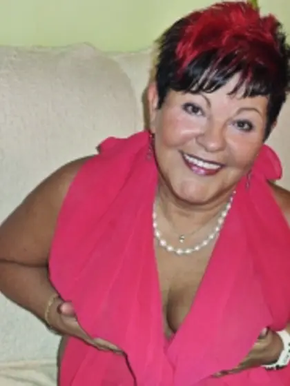 Redhead cynthia perform close