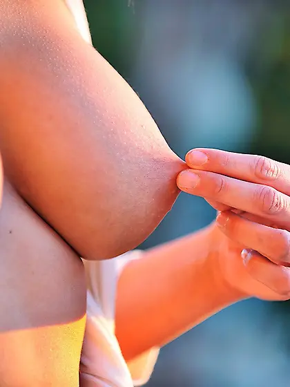 Dark-haired hottie with a shaved pussy fisting herself on the st