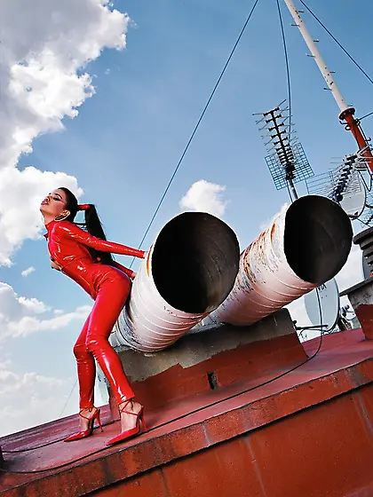 Alluring chicks steaming hot