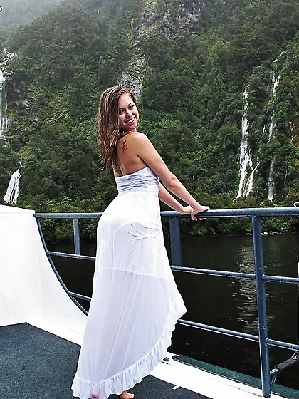 Babe Riley Reid is fooling around outdoor and showing up the del