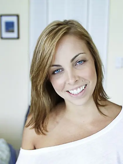 Kinky teen knees give