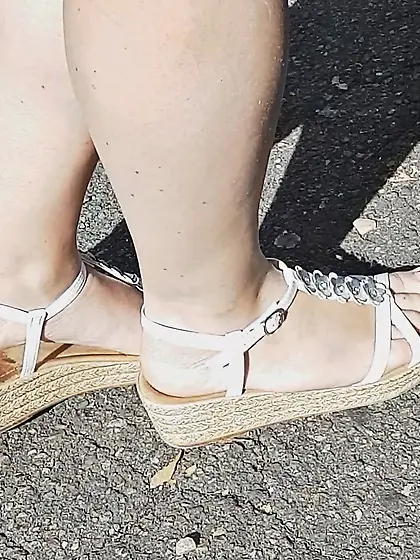 Voyeur Teen feet foot barefeet barefoot toes soles