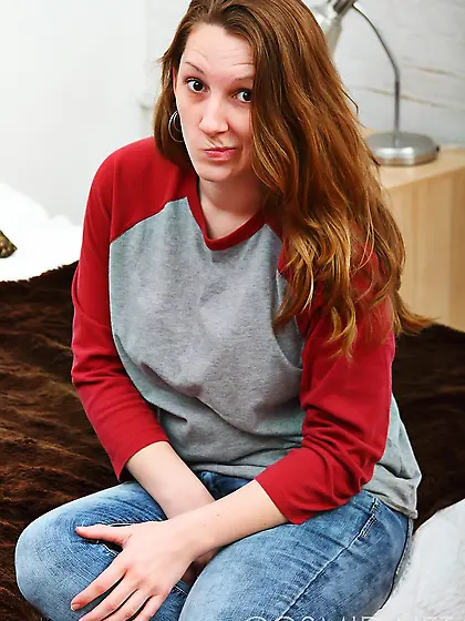 Ginger seductress puts off pink lingerie and teases with her bea