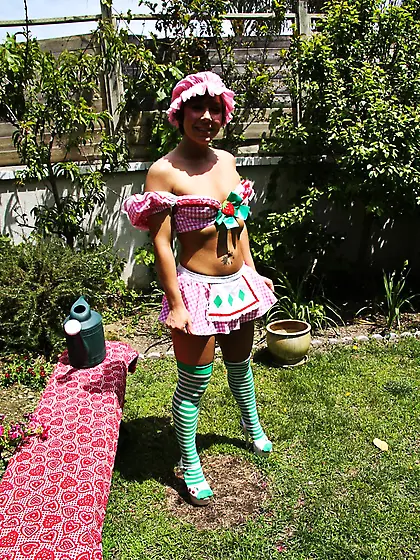 Posing outdoor on sunny days is what MILF honey Julie Night love