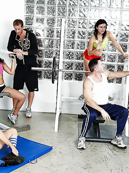 Bodybuilder brunette fuck