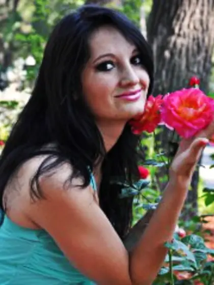 Brunette allison18 perform dancing