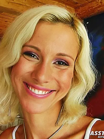 Blonde babe stuffs asshole