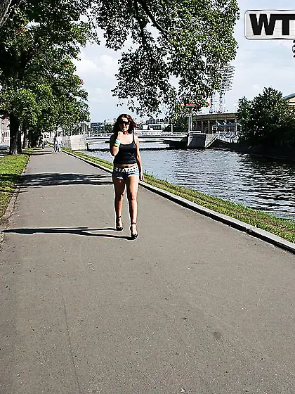 Brunette is going to deepthroat a fat cock in a public gallery