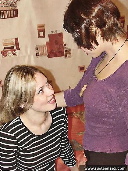 Russian teen lesbians do home cunnilingus
