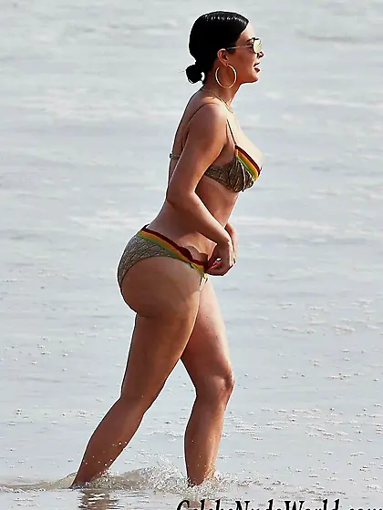 Kim Kardashian & Kourtney Kardashian At The Beach In Tulum