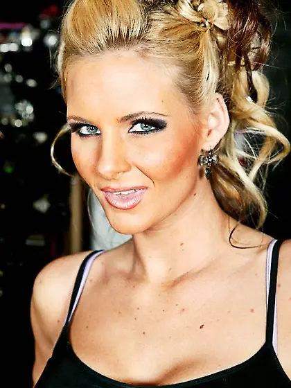 Astonishing Phoenix Marie comes to her boyfriend's garage and po