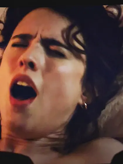 Aubrey Plaza & Margaret Qualley lesbian sex scene