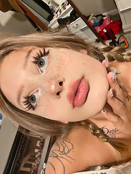 Braceface Bimbo With Juicy Puffed Up Lips