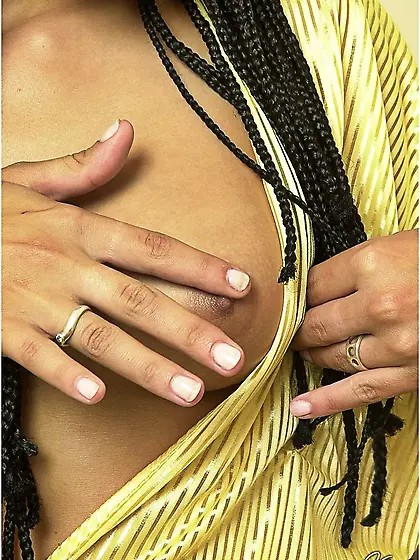 Luscious babe bares juicy