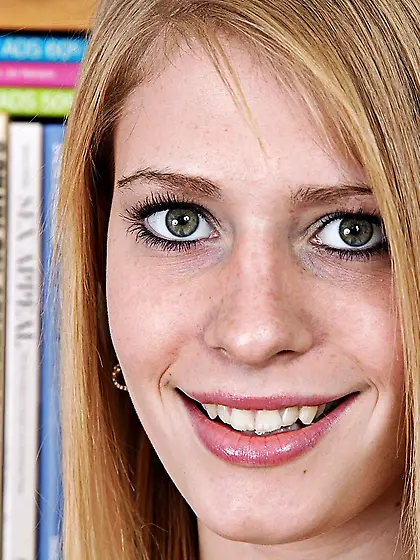 Pink shorts blue-eyed beauty showing off her amazing body on cam