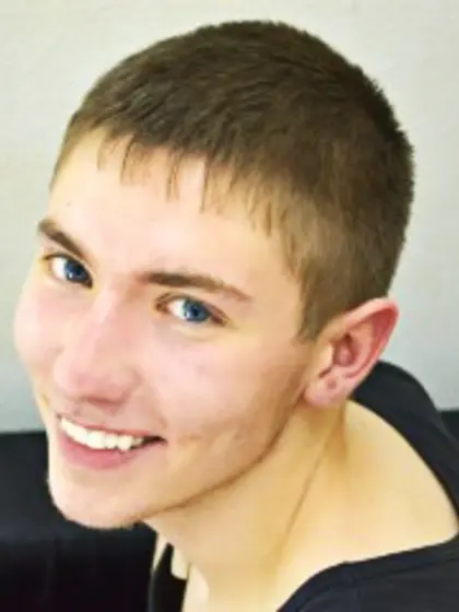 Brunette luke perform close