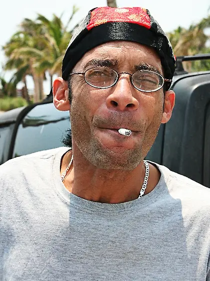 Cherry Poppens strips her clothes on the sofa and orally pleases