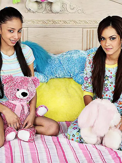 Cute latinas Daisy Marie and Alexis Love show their private part